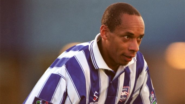 Peter Smith playing for Brighton in the 1998-99 season