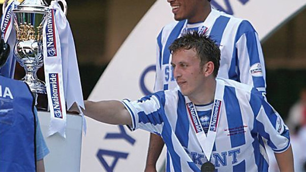 Gary Hart playing for Brighton in the 2004 Division Two play off final
