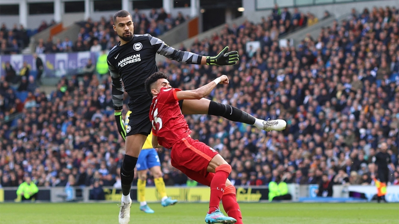 Robert Sanchez kicks Luiz Diaz in the face as Brighton suffer a 0-2 loss to Liverpool at the Amex