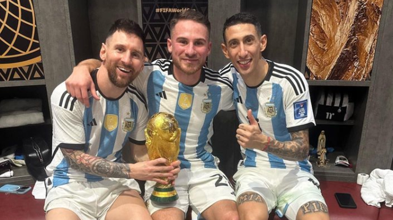 Alexis Mac Allister celebrates winning the World Cup for Argentina with Lionel Messi and Angel Di Maria