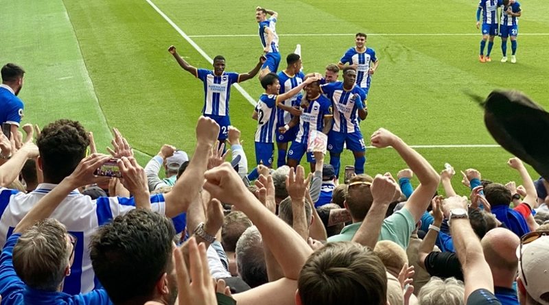 Brighton players celebrate their 3-0 win at Arsenal