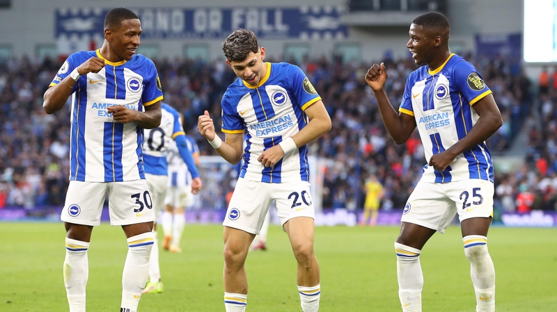 Pervis Estupinan, Julio Enciso and Moises Caicedo celebrate Brighton scoring against Manchester City